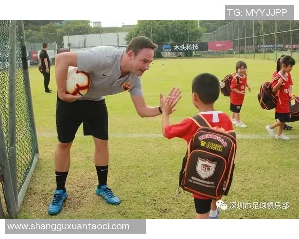 每天与不同足球明星亲密接触,感受他们的训练与生活魅力